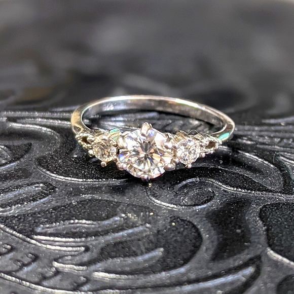 5mm moissanite 3 stone ring engagement silver 4.5 - Picture 4 of 8